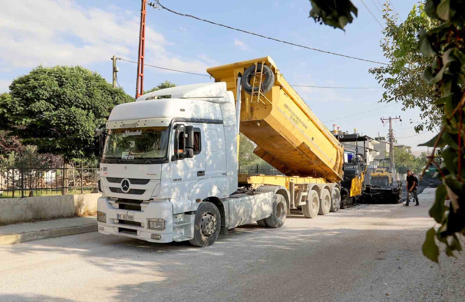 Edremit’te asfalt çalışmalarını sürdürüyor