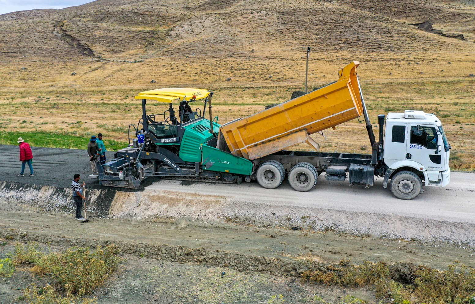 Türkiye’nin en soğuk ilçesinde beton yol çalışması