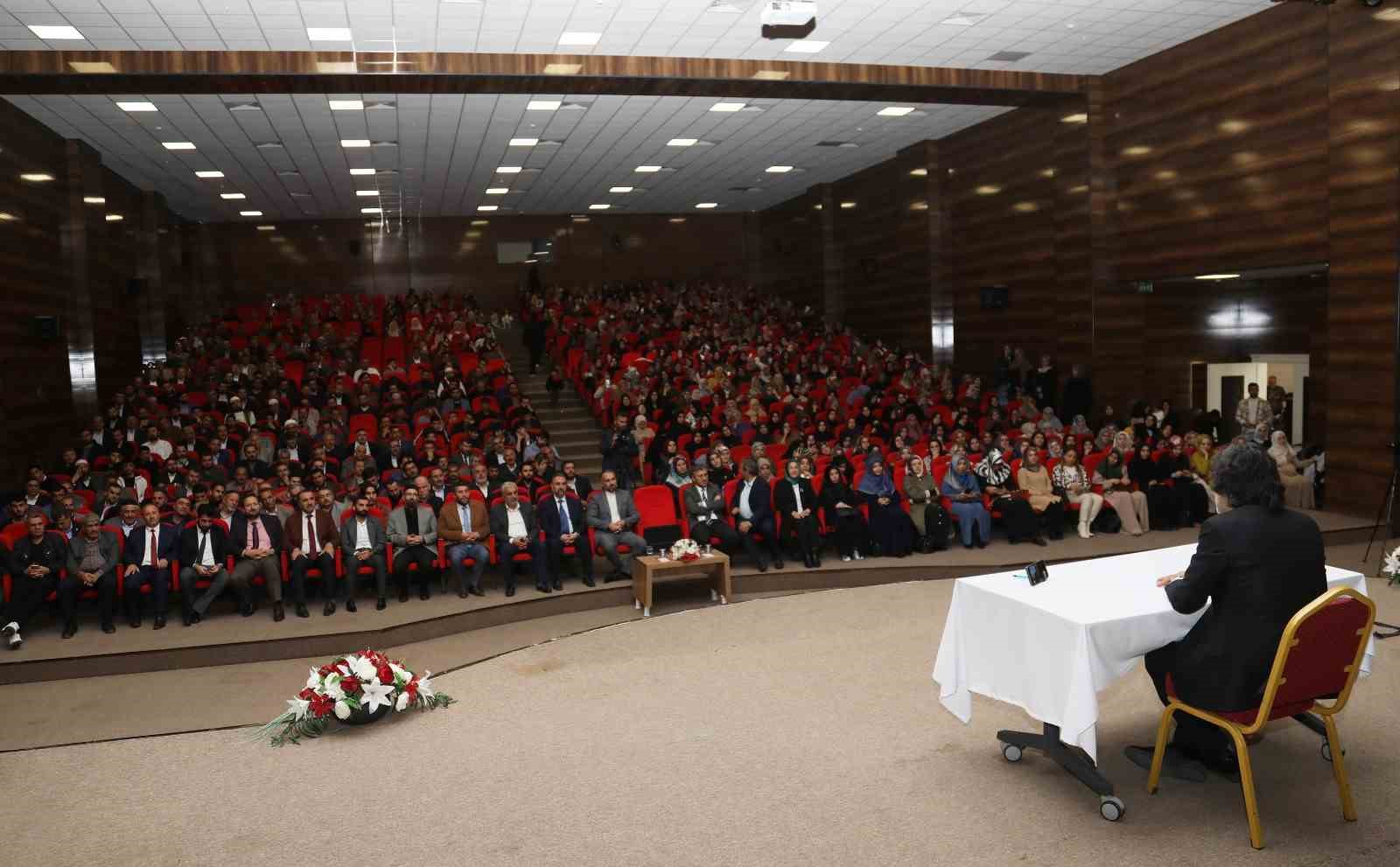 Van’da ’Geçmişten Günümüze Ailemiz’ konulu konferans