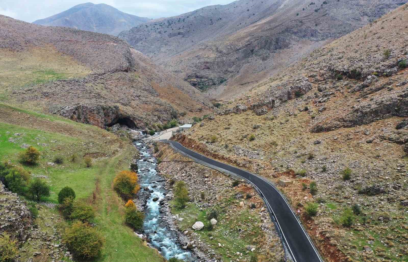 Bahçesaray Subaşı yolunu asfaltlandı