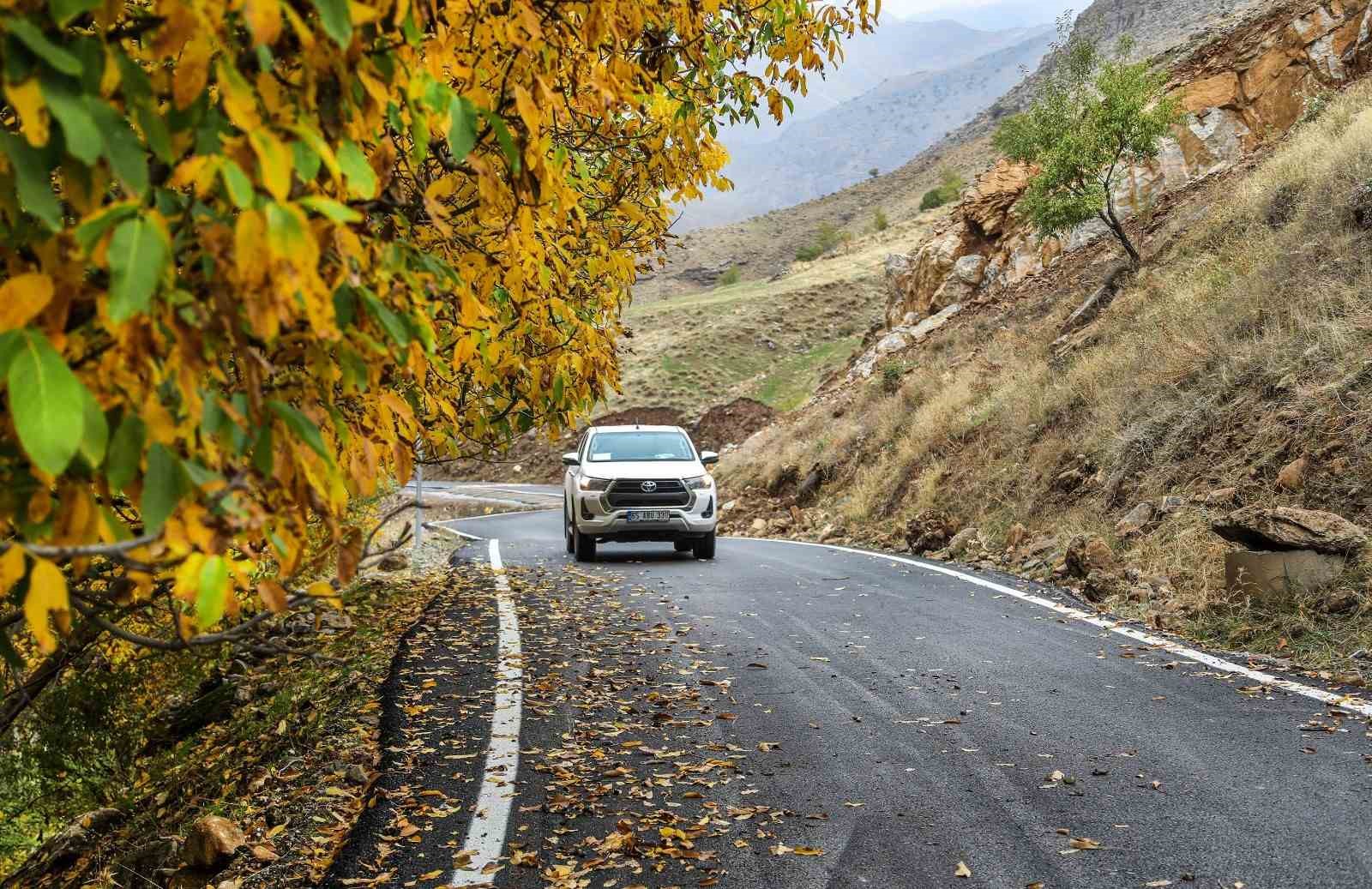 Bahçesaray Subaşı yolunu asfaltlandı