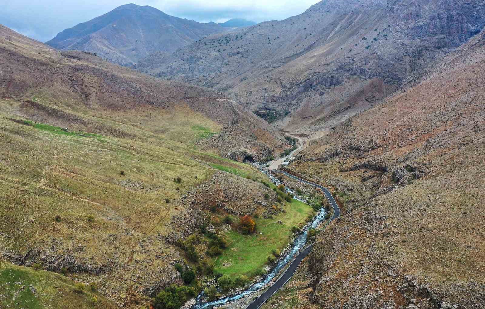 Bahçesaray Subaşı yolunu asfaltlandı