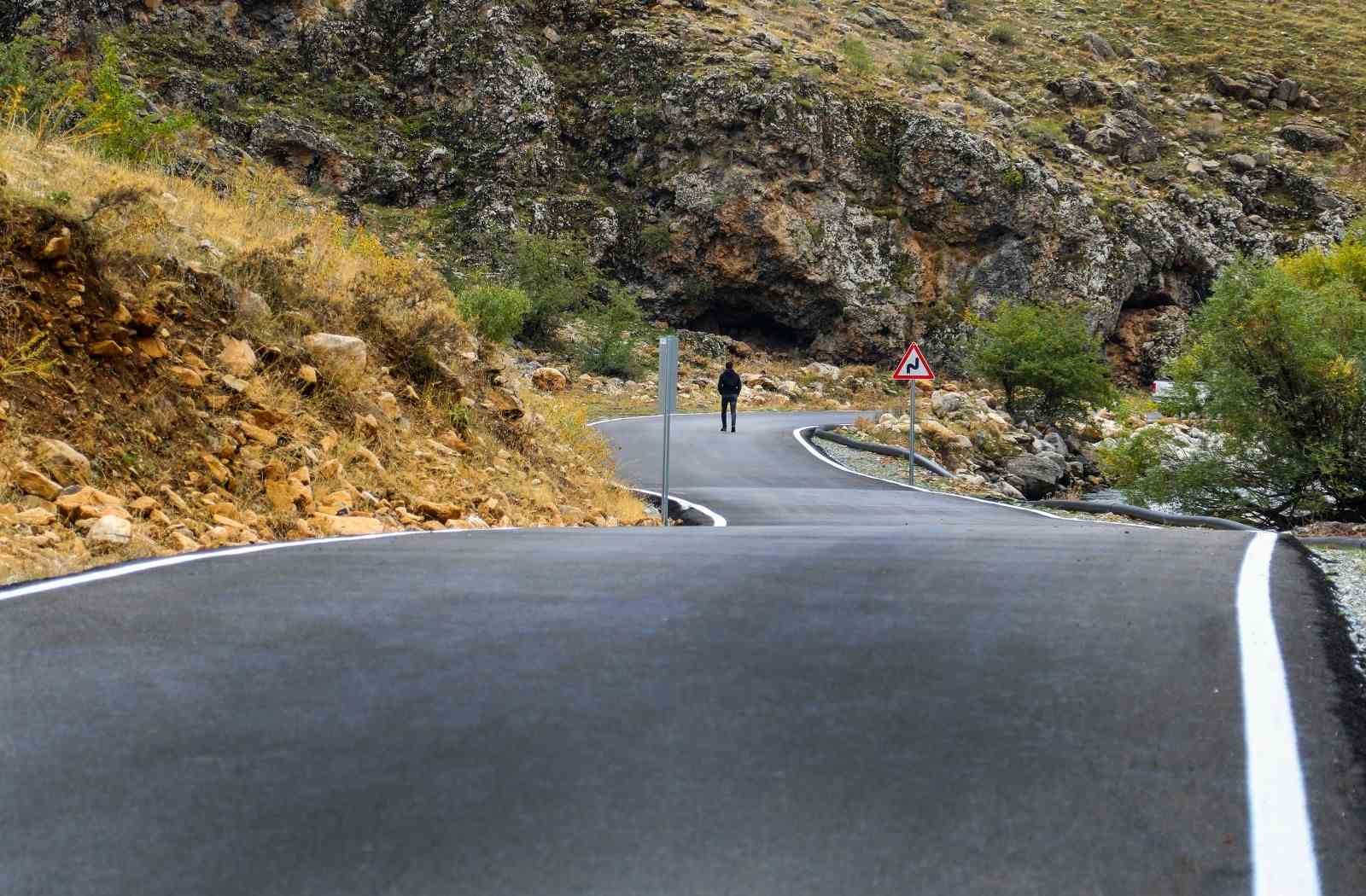 Bahçesaray Subaşı yolunu asfaltlandı