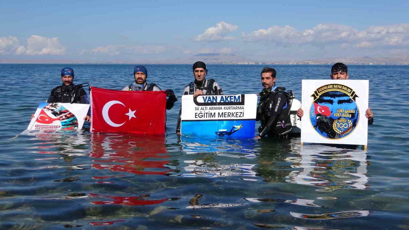 AKEM, Cumhuriyetin 100. yılına özel Van Gölü’ne dalış yaptı