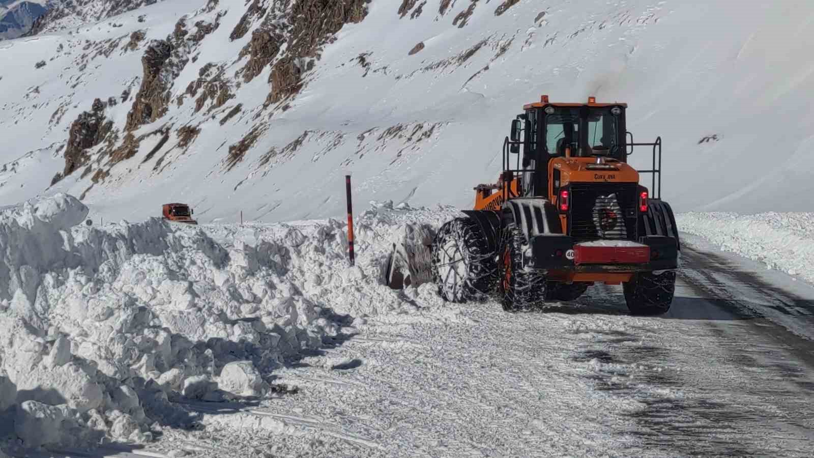 Van-Bahçesaray yolu ulaşıma açıldı