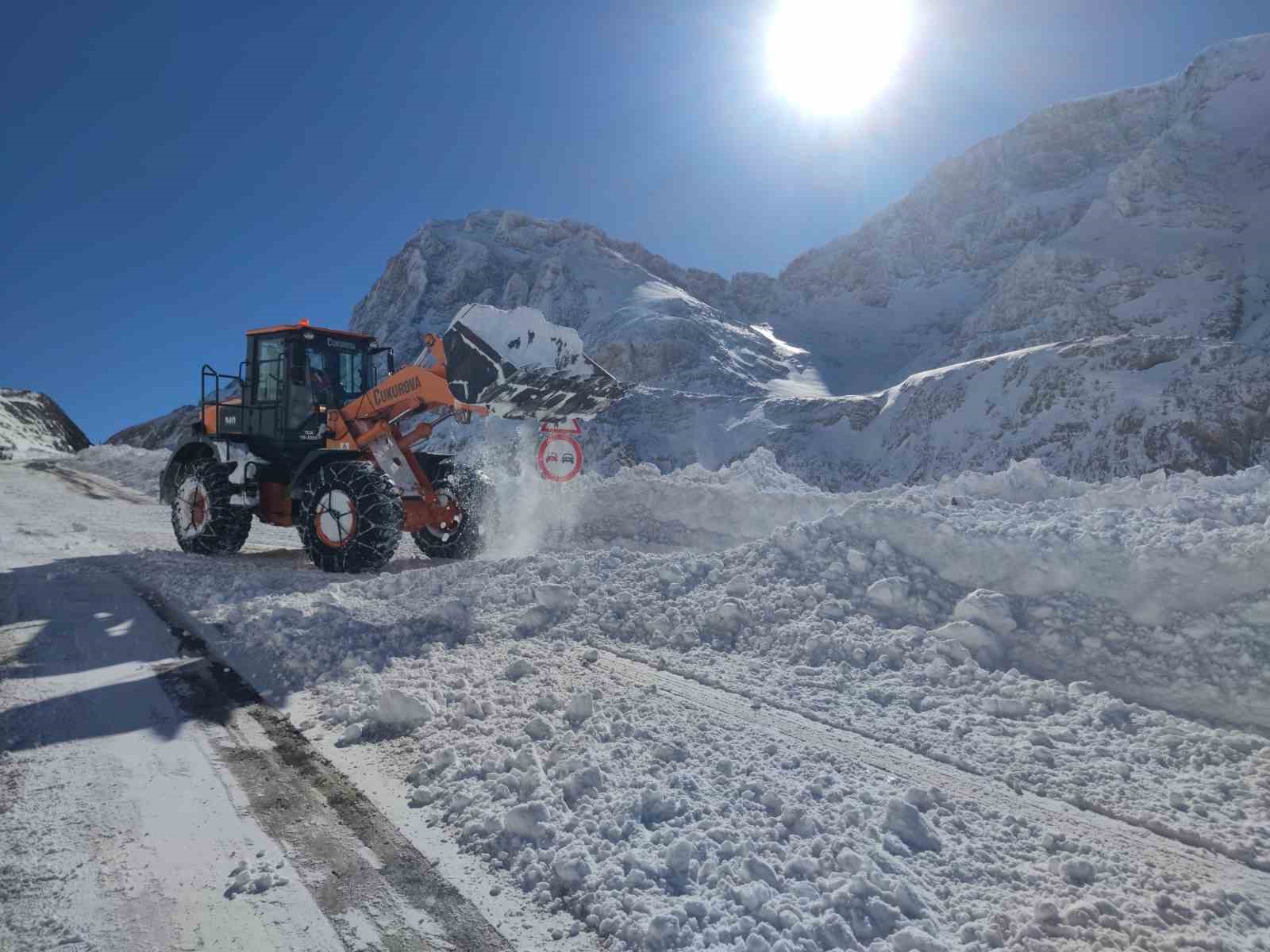 Van-Bahçesaray yolu ulaşıma açıldı