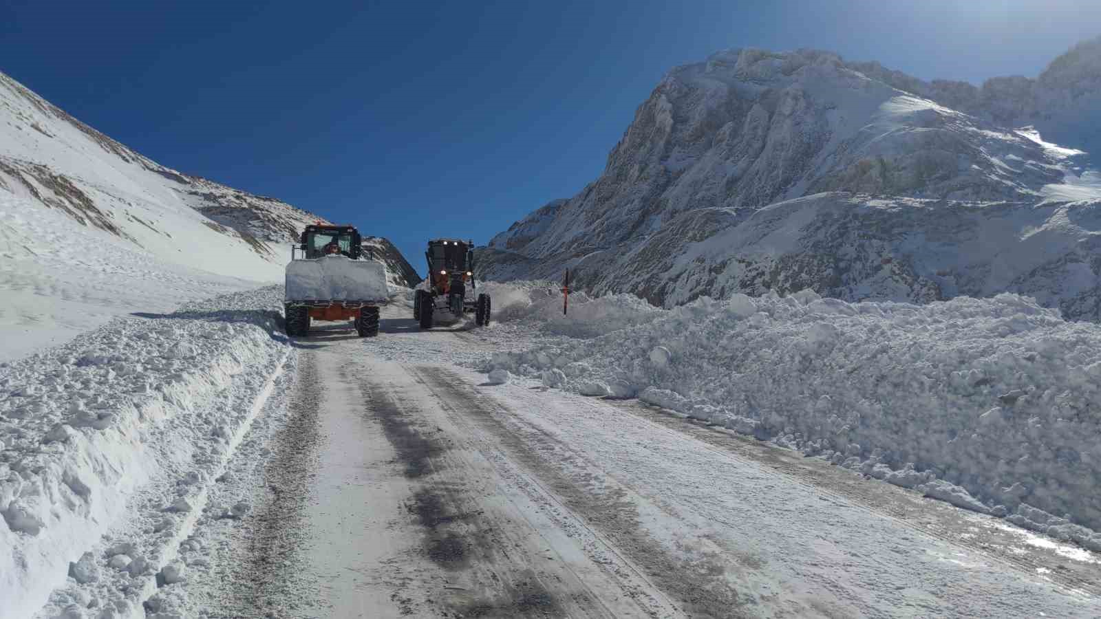 Van-Bahçesaray yolu ulaşıma açıldı