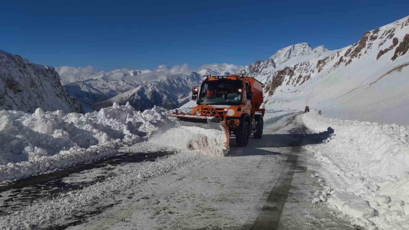 Van-Bahçesaray yolu ulaşıma açıldı