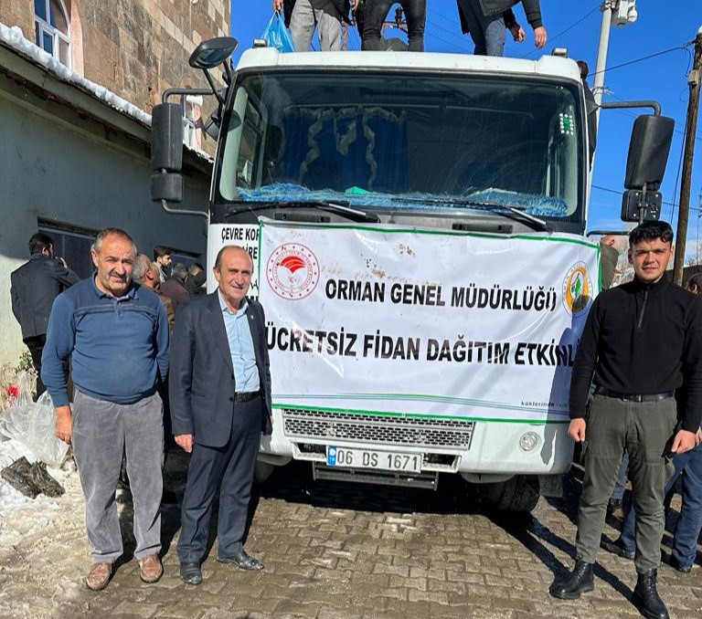 Başkale’de 10 bin badem ve ceviz fidanı dağıtıldı