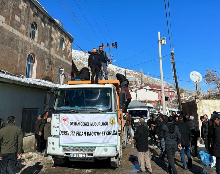 Başkale’de 10 bin badem ve ceviz fidanı dağıtıldı