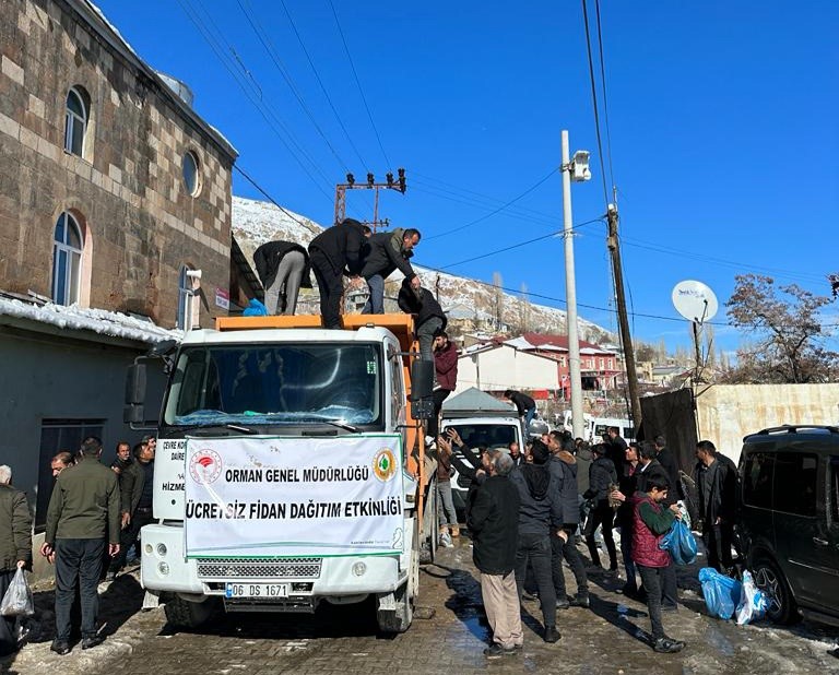 Başkale’de 10 bin badem ve ceviz fidanı dağıtıldı