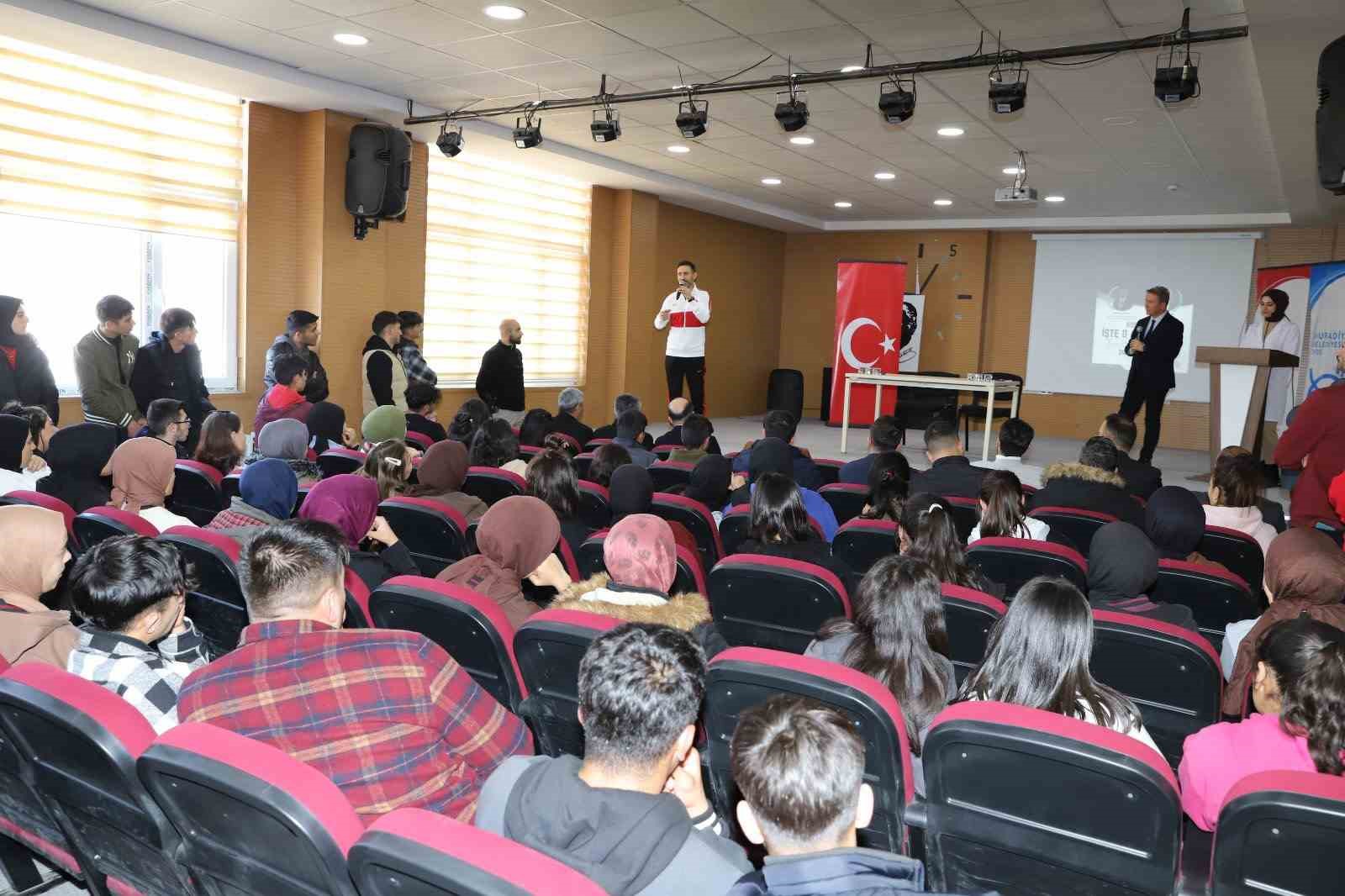 Muradiye’de “İşte O An” konulu konferans düzenlendi