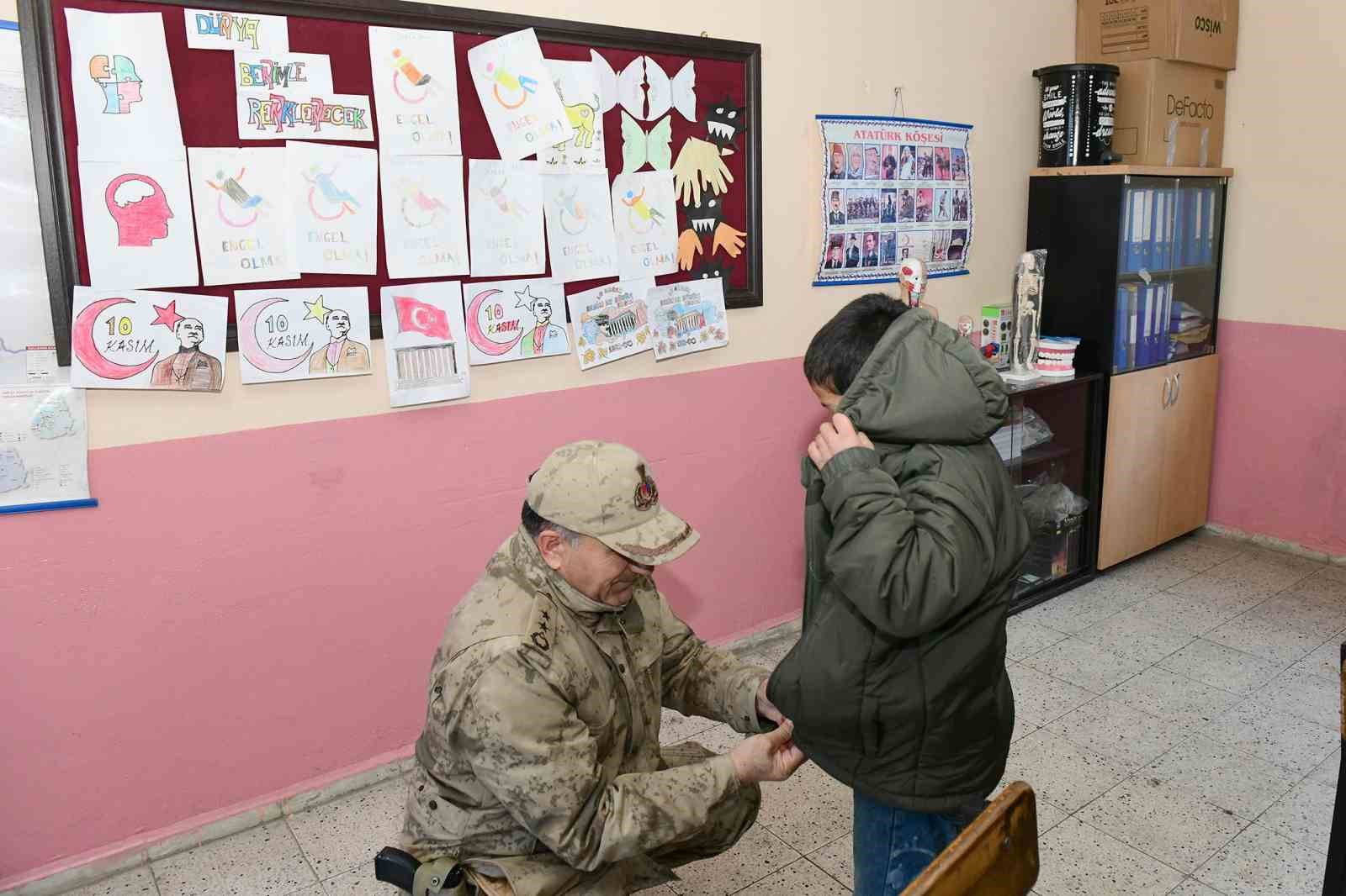 Çatak’ta öğrencilere mont ve kırtasiye yardımı yapıldı