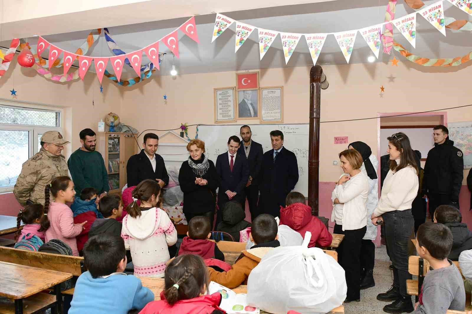 Çatak’ta öğrencilere mont ve kırtasiye yardımı yapıldı