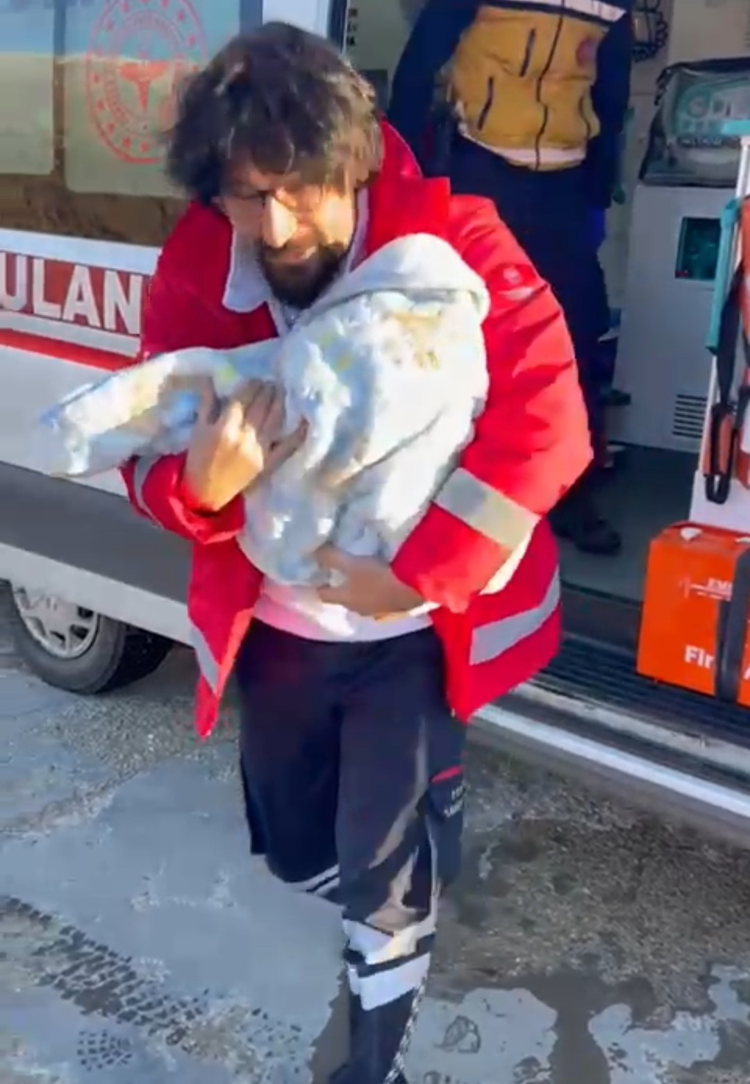 Helikopter ambulans 3 günlük bebek için havalandı