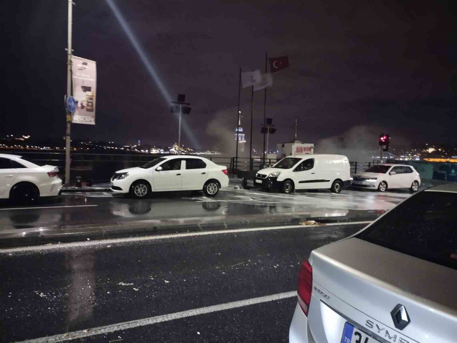 İstanbul’u fırtına vurdu: Üsküdar sahilde dev dalgalar oluştu