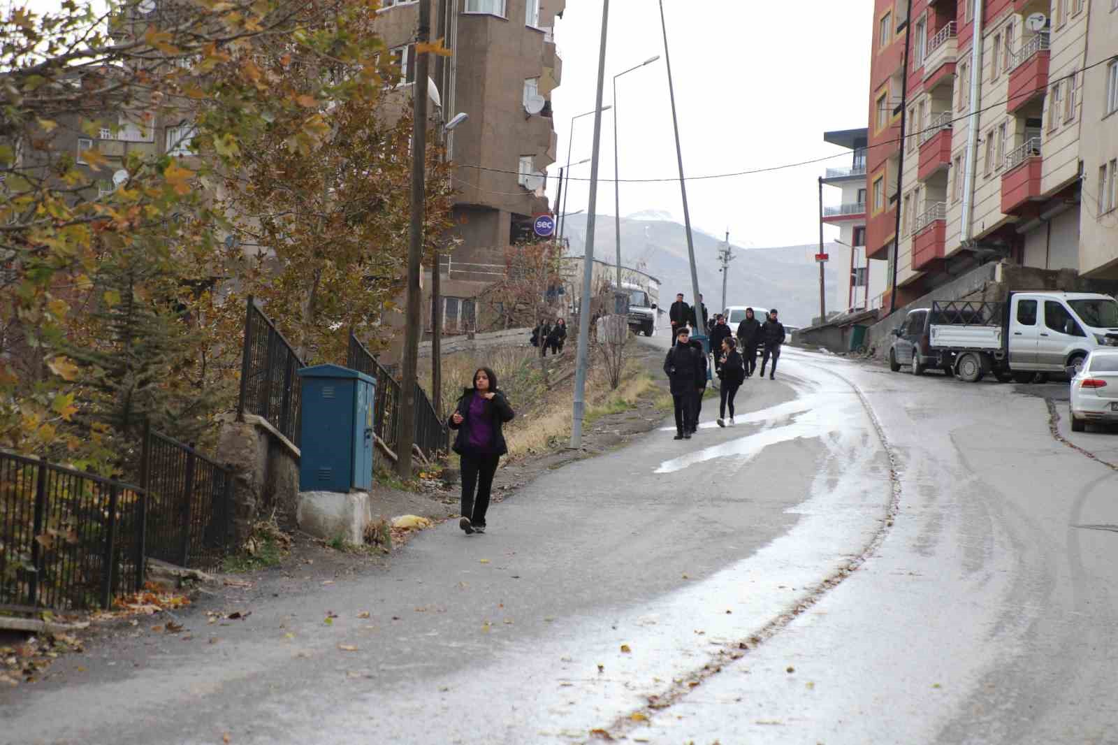 Hakkari’de kuvvetli rüzgar öğrencilere zor anlar yaşattı