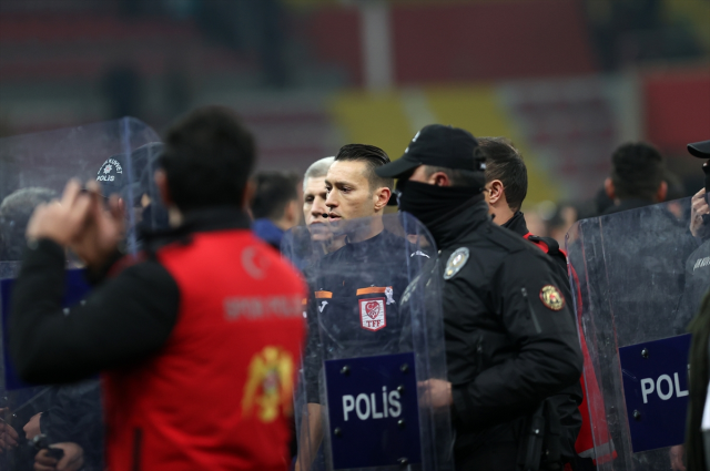 Maç biter bitmez hakemin etrafını sardılar! Türk futbolunun son günlerini en iyi özetleyen kare