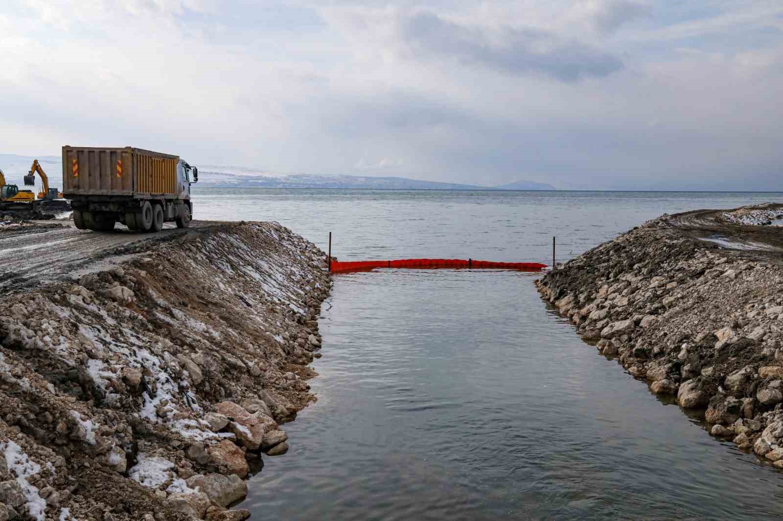 Van Gölü’ne akan derelere atık tutucu yerleştirildi