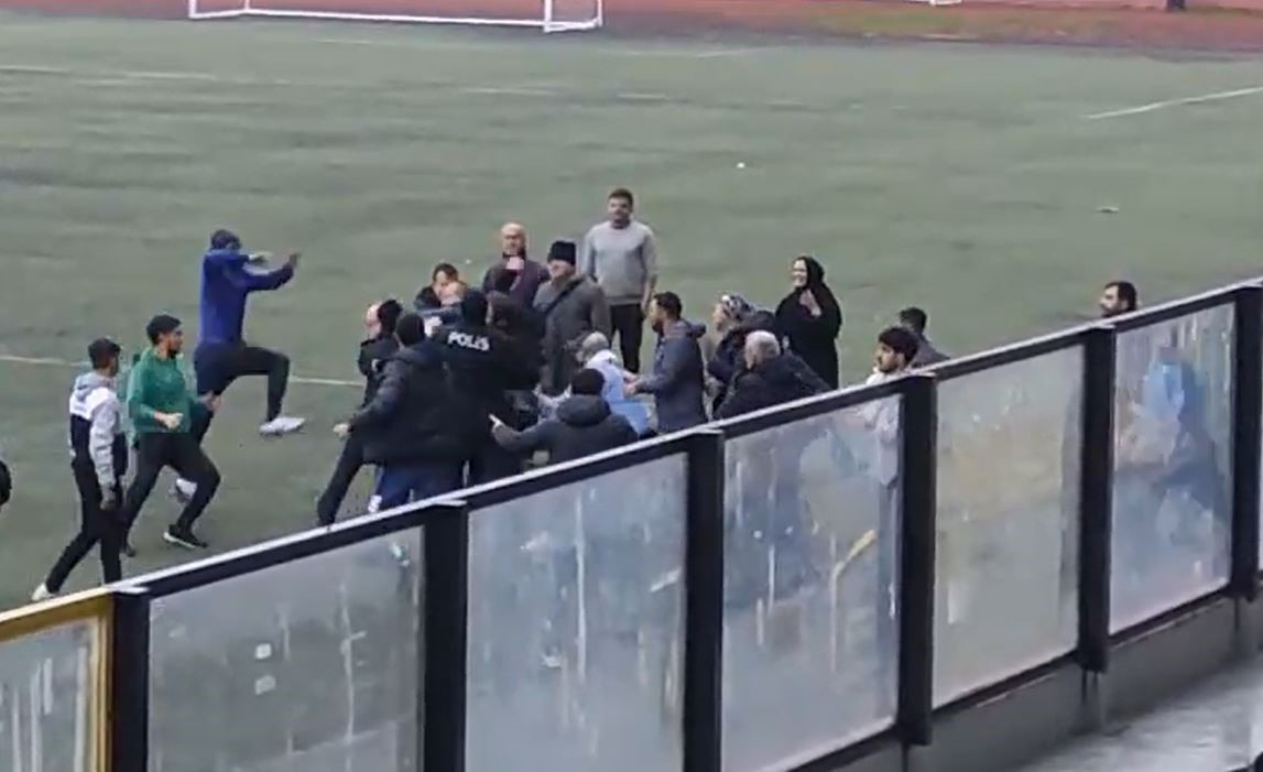 Avcılar’da futbol maçında taraflar bir birine girdi, polis havaya ateş açarak ayırdı