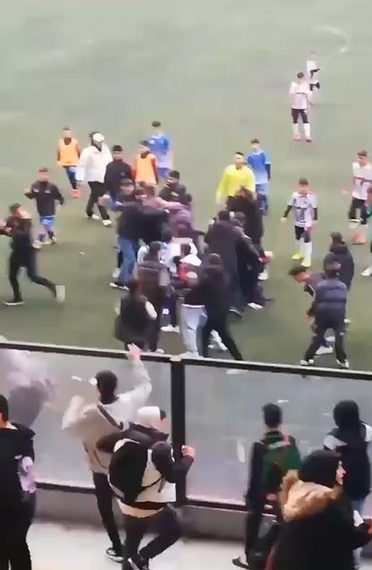 Avcılar’da futbol maçında taraflar bir birine girdi, polis havaya ateş açarak ayırdı