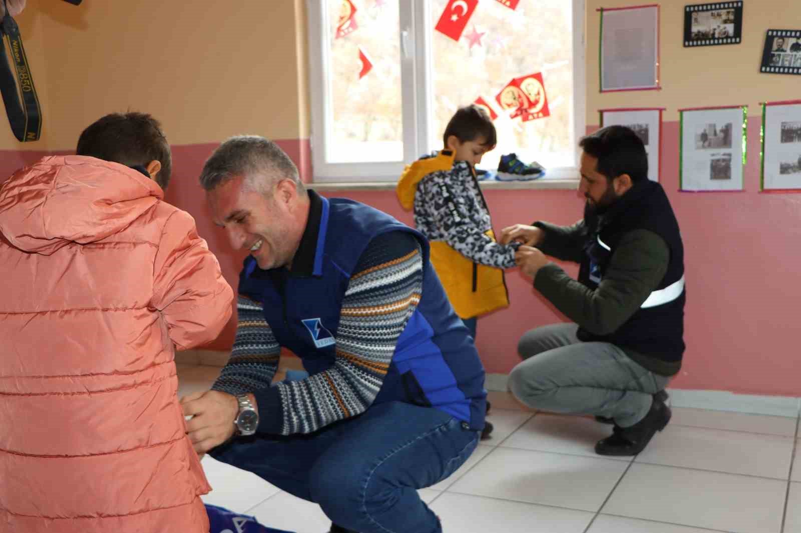 VEDAŞ’tan öğrencilere kışlık hediye