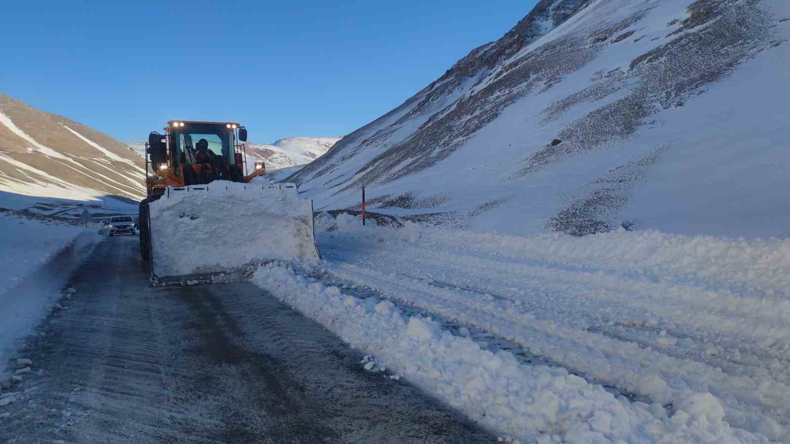 Van-Bahçesaray yolu ulaşıma açıldı, araç geçişi başlamadı