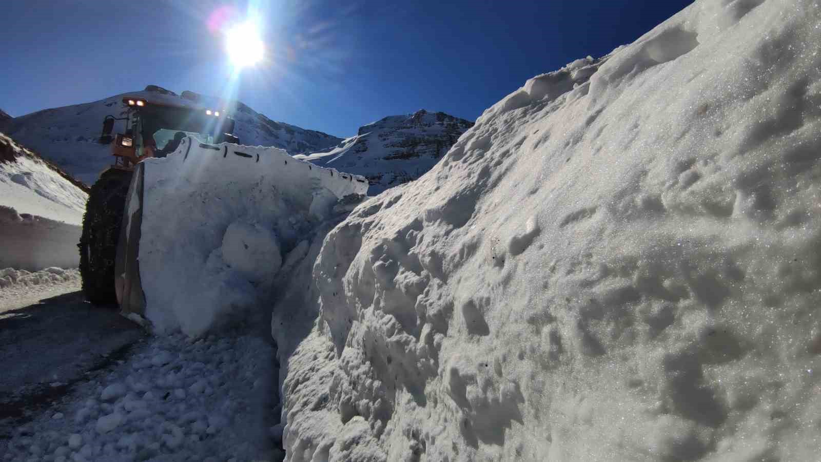 Van-Bahçesaray yolu ulaşıma açıldı, araç geçişi başlamadı