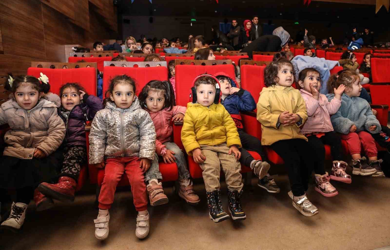 Akrobasi gösterisine çocuklardan yoğun ilgi