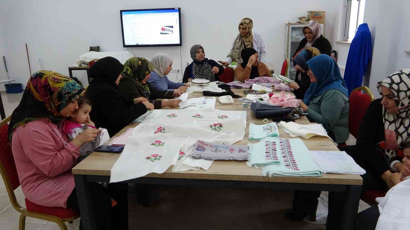 Edremit Belediyesinin kurslarında kadınlar hem meslek öğreniyor hem de aile bütçelerine katkı sağlıyor