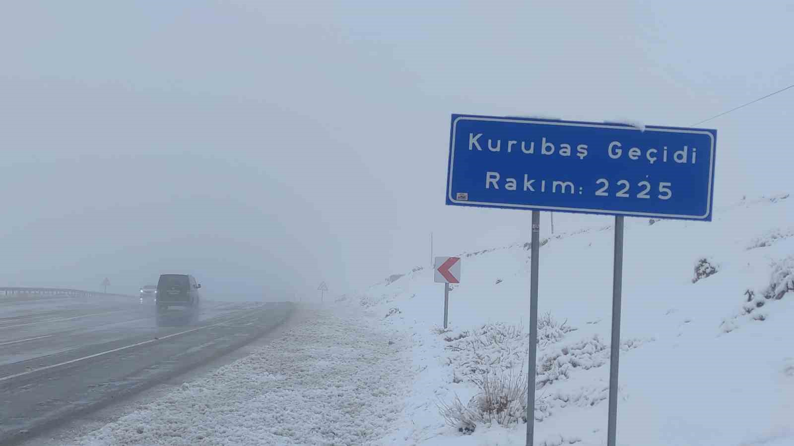 Van’da Kurubaş Geçidi’nde sis etkili oluyor