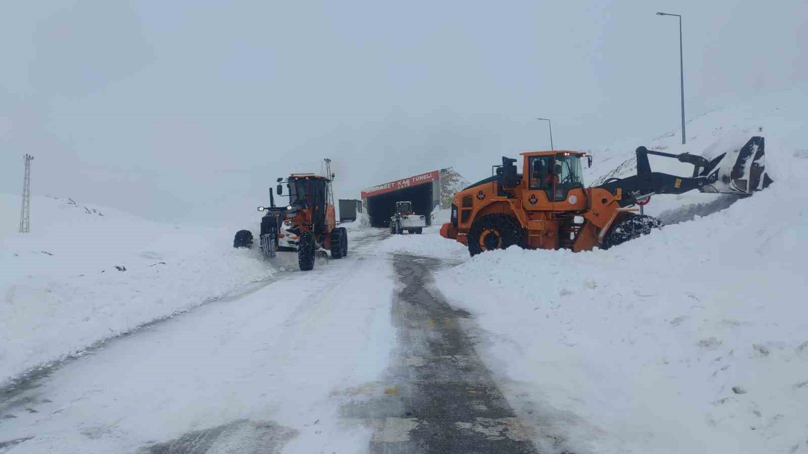 Bahçesaray yolu ulaşıma açıldı