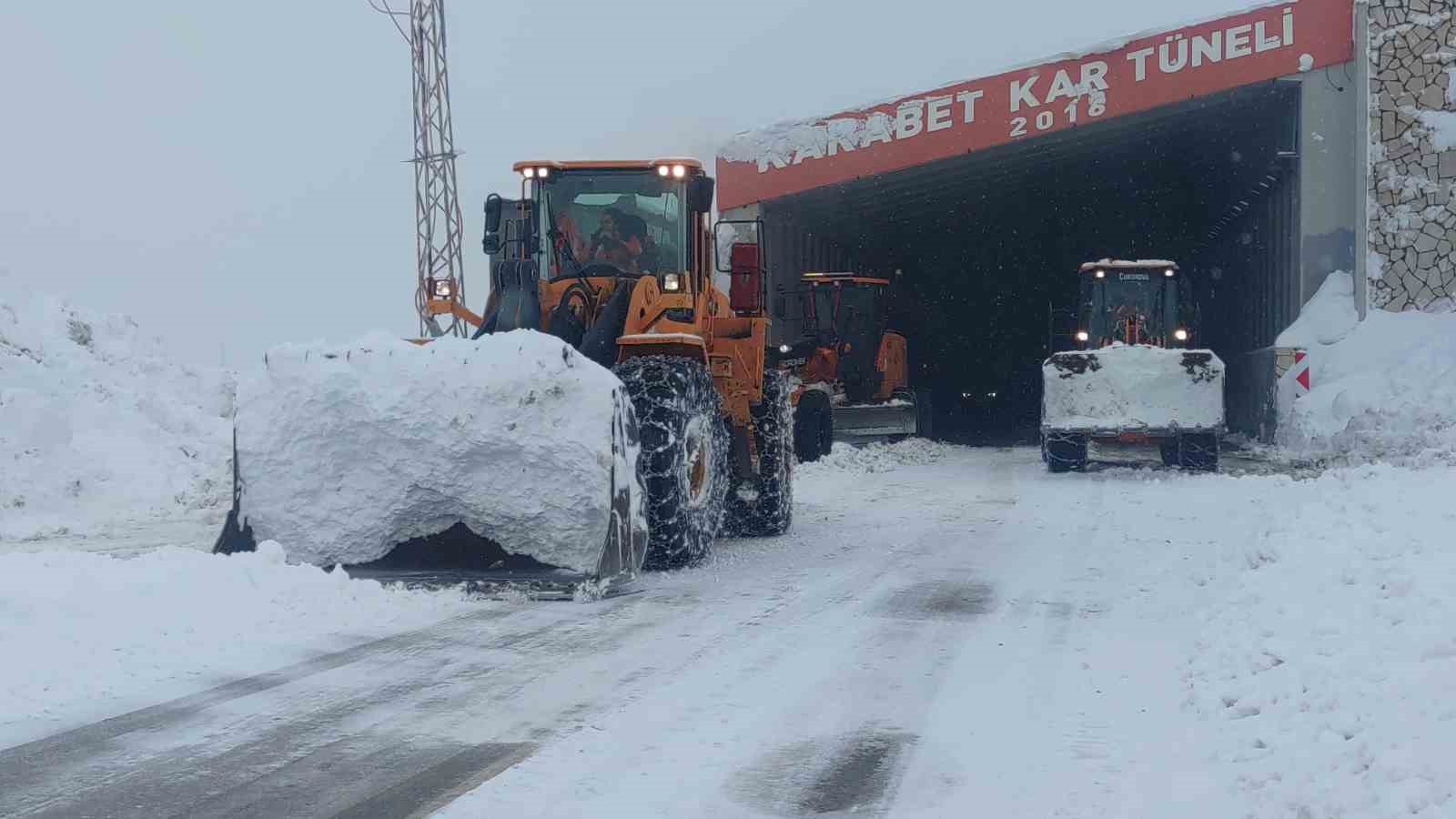 Bahçesaray yolu ulaşıma açıldı