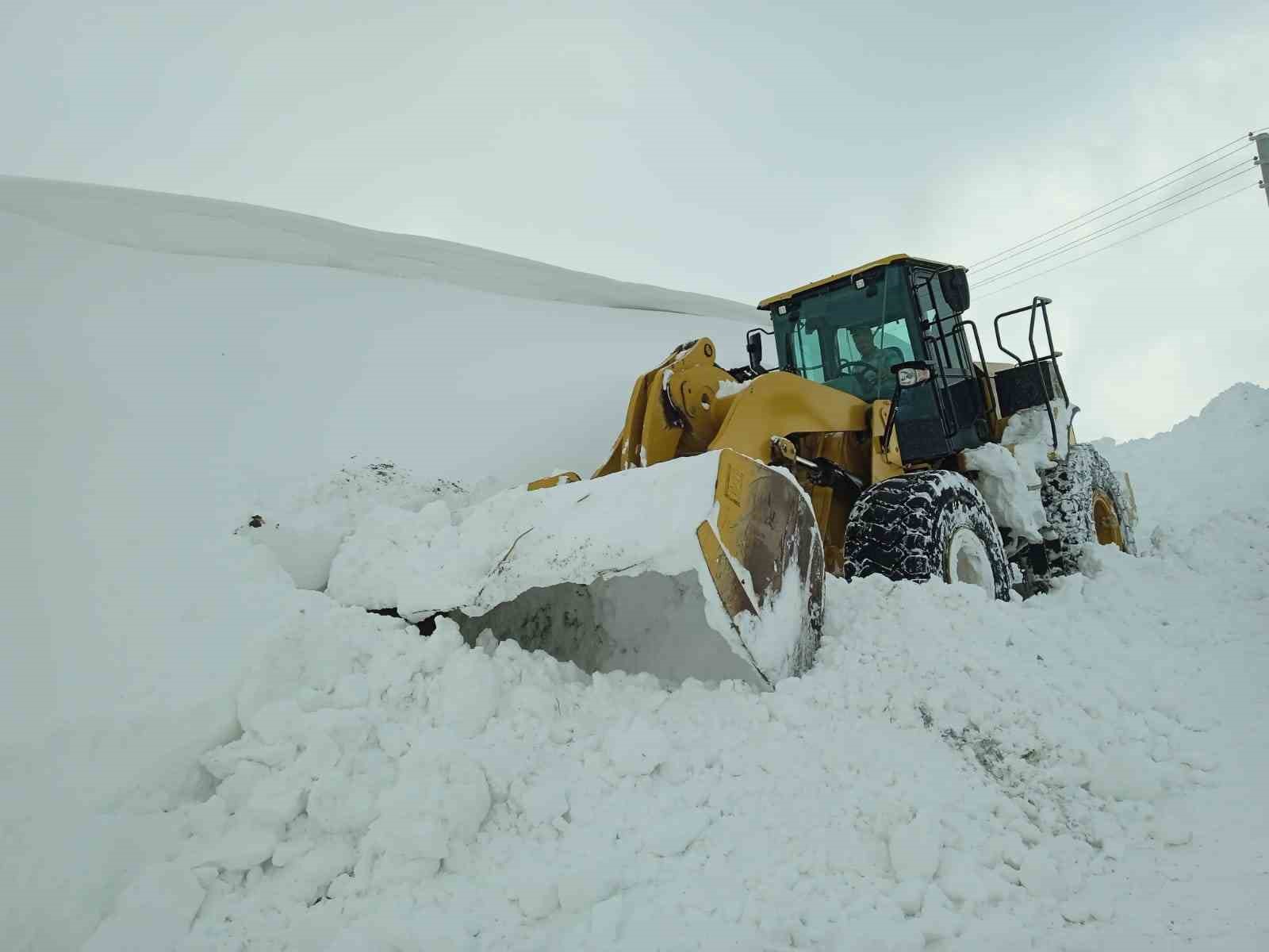 Muradiye’de yol açma çalışmaları devam ediyor