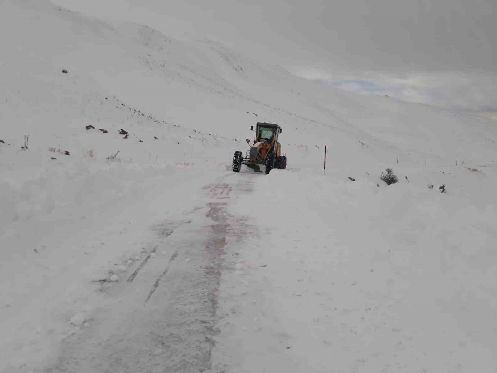 Muradiye’de yol açma çalışmaları devam ediyor