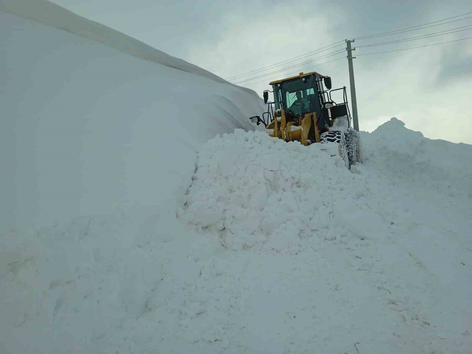 Muradiye’de yol açma çalışmaları devam ediyor