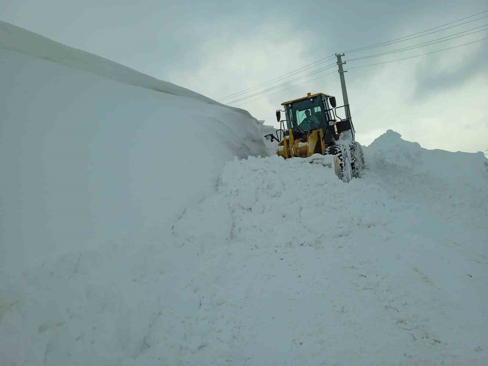 Muradiye’de yol açma çalışmaları devam ediyor