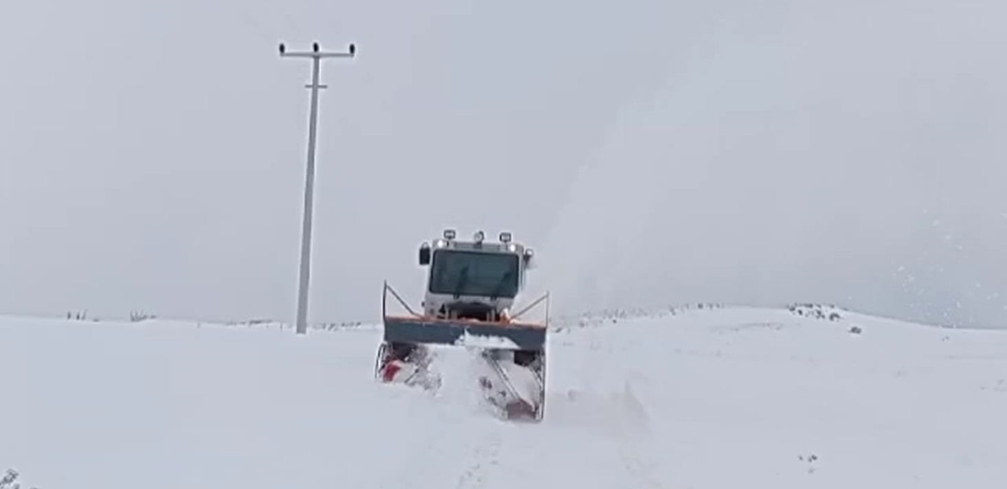 Muradiye’de yol açma çalışmaları devam ediyor