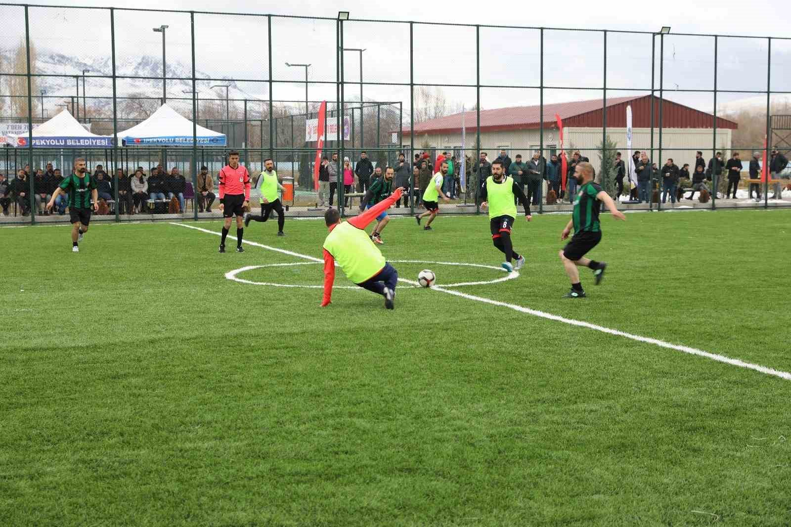 İpekyolu Belediyesi’nin birimler arası futbol turnuvasında final coşkusu yaşandı