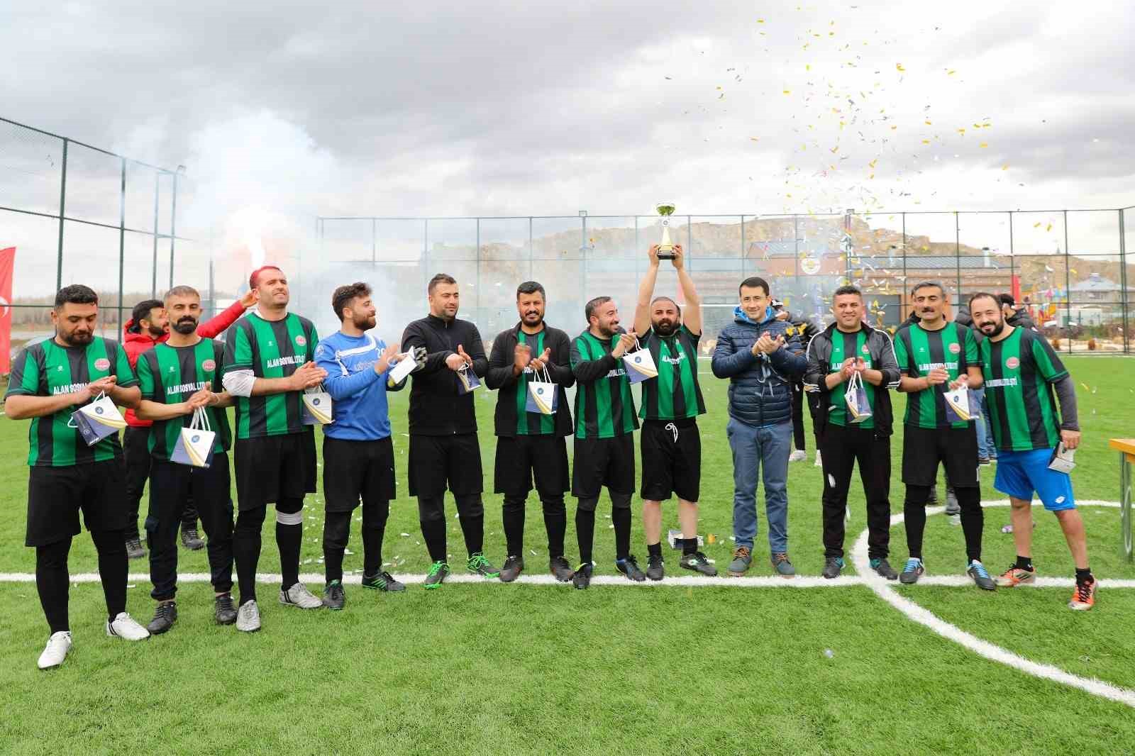 İpekyolu Belediyesi’nin birimler arası futbol turnuvasında final coşkusu yaşandı