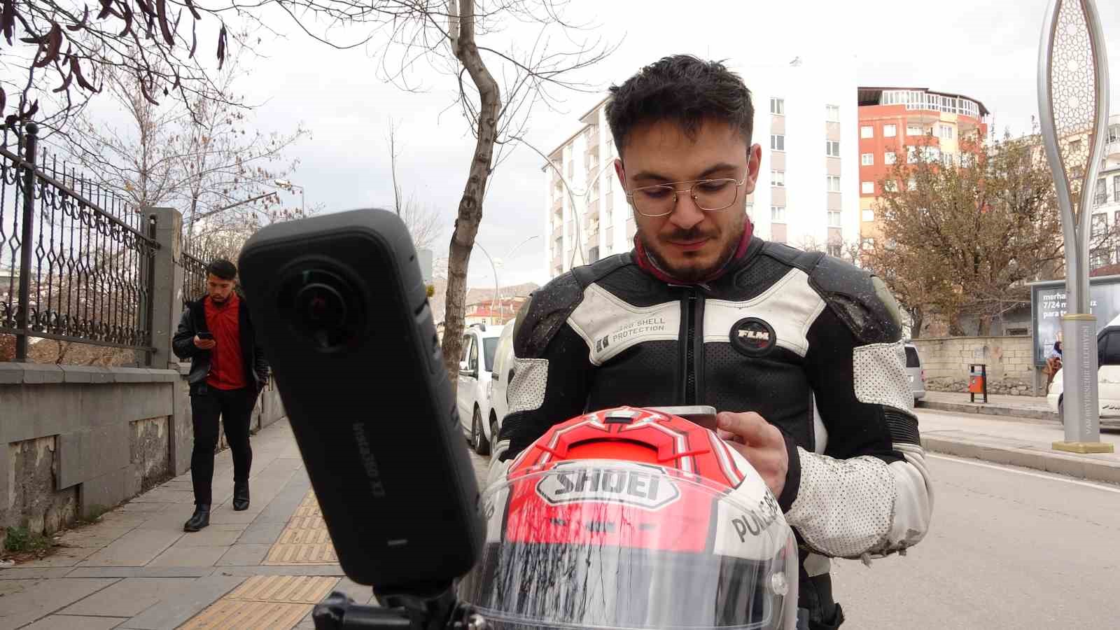 Böyle inat görülmedi: Vanlı gençlerin ‘önce sen geç’ inadı bir saat sürdü