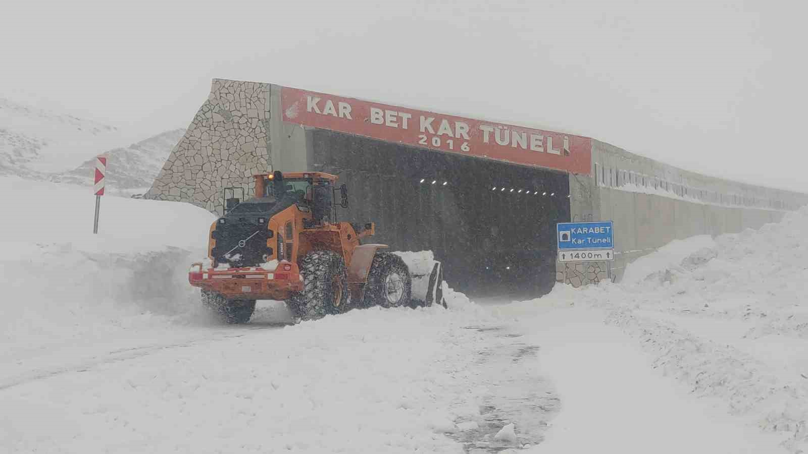 Çığ nedeniyle kapanan Van-Bahçesaray karayolu ulaşıma açıldı