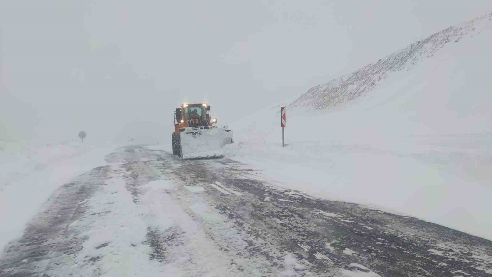 Çığ nedeniyle kapanan Van-Bahçesaray karayolu ulaşıma açıldı