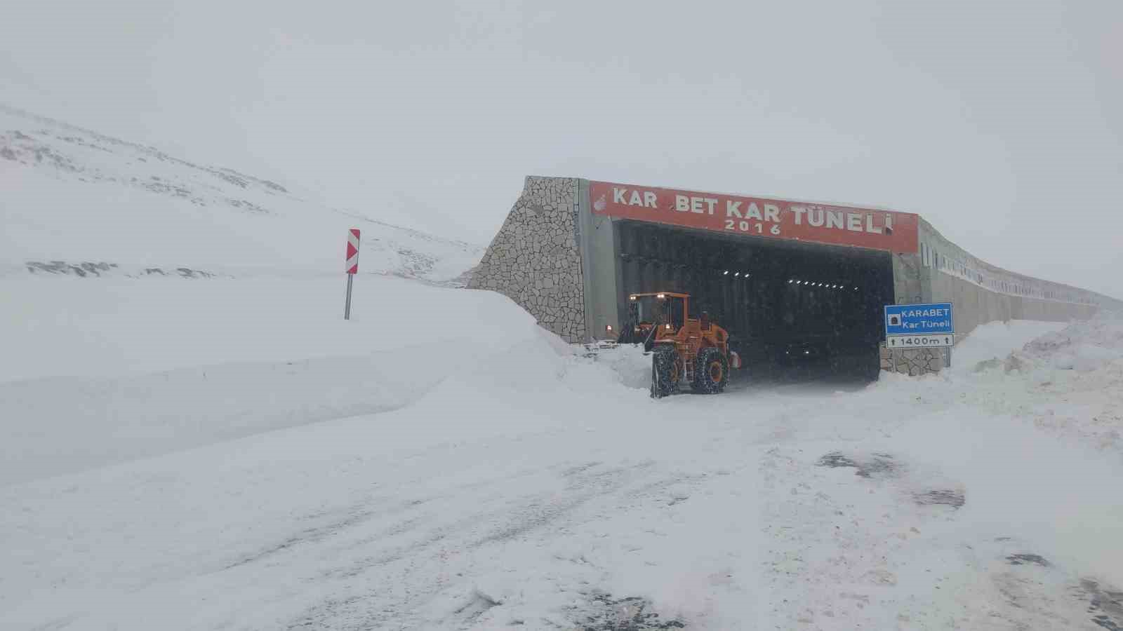 Çığ nedeniyle kapanan Van-Bahçesaray karayolu ulaşıma açıldı