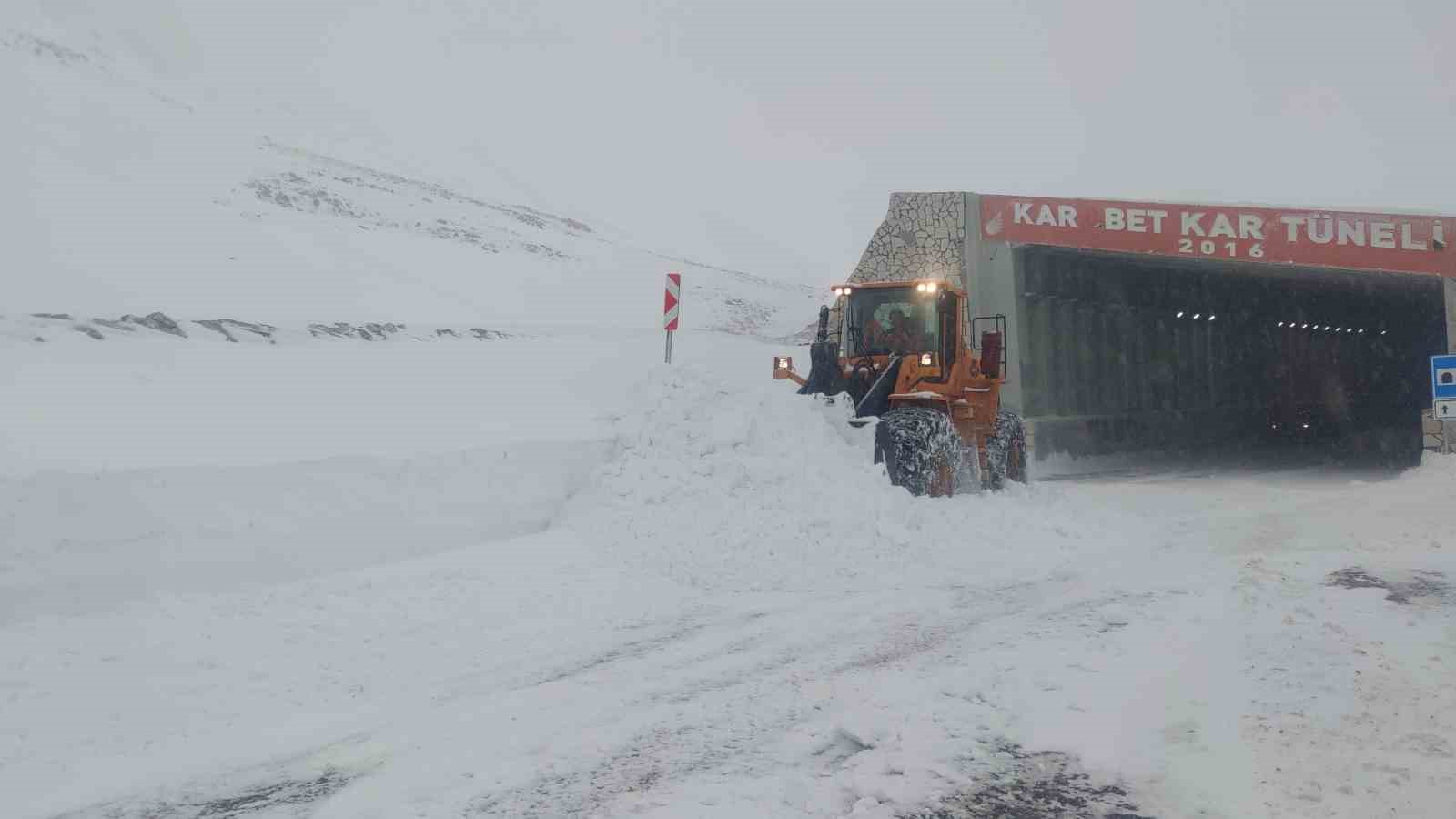 Çığ nedeniyle kapanan Van-Bahçesaray karayolu ulaşıma açıldı