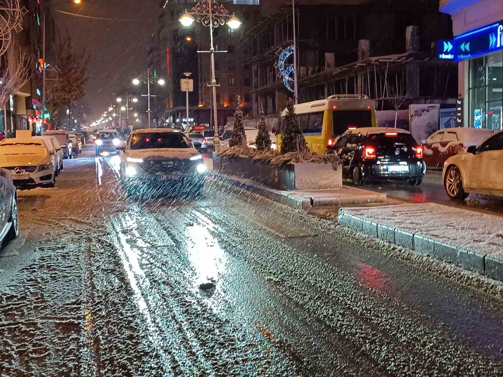 Van’da kar yağışı