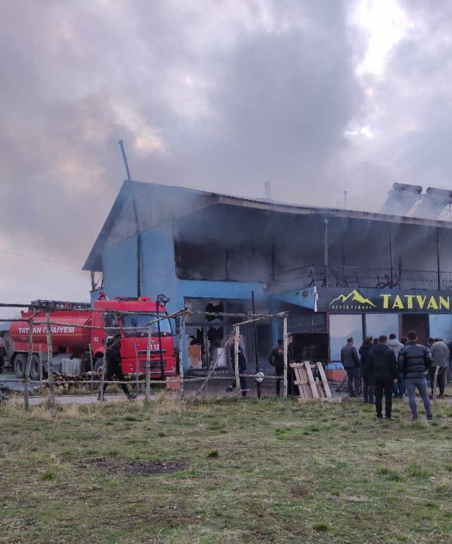 Tatvan’da korkutan iş yeri yangını