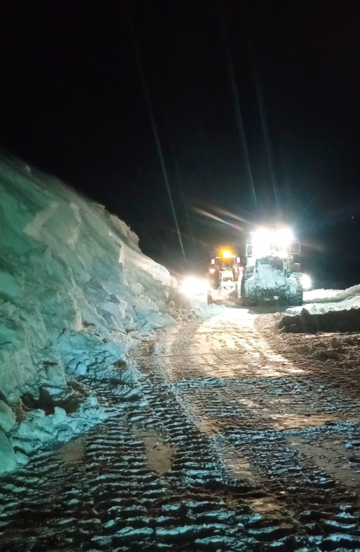 Van’da üzerine çığ düşen iş makinesi kurtarıldı