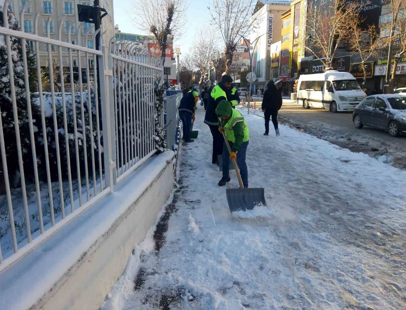 Van’da karla mücadele çalışması