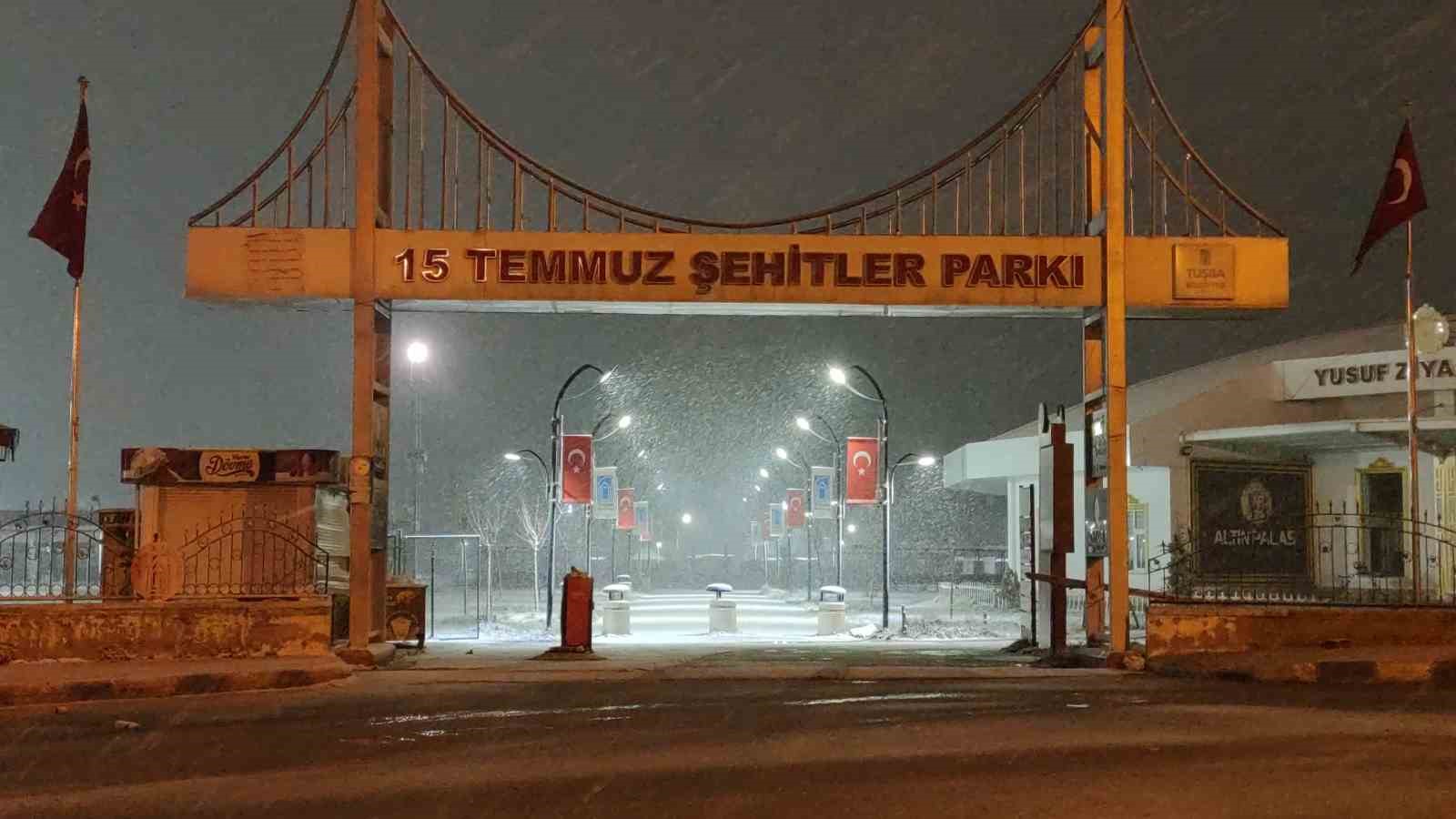 Van’a mevsimin ilk karı yağdı